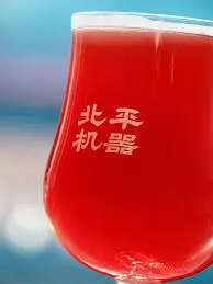 桌上一杯写着“北京机器”的红色饮料